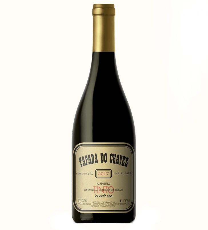 Garrafa de vinho tinto Tapada do Chaves 2017 com rótulo creme e tampa dourada