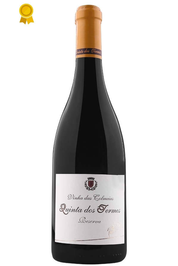 Garrafa de vinho tinto Quinta dos Termos Reserva com rótulo branco e selo dourado