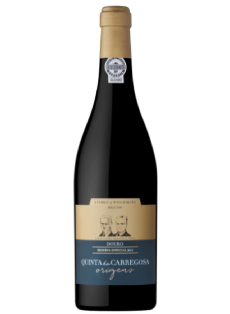 Garrafa de vinho tinto com rótulo bege e azul e texto