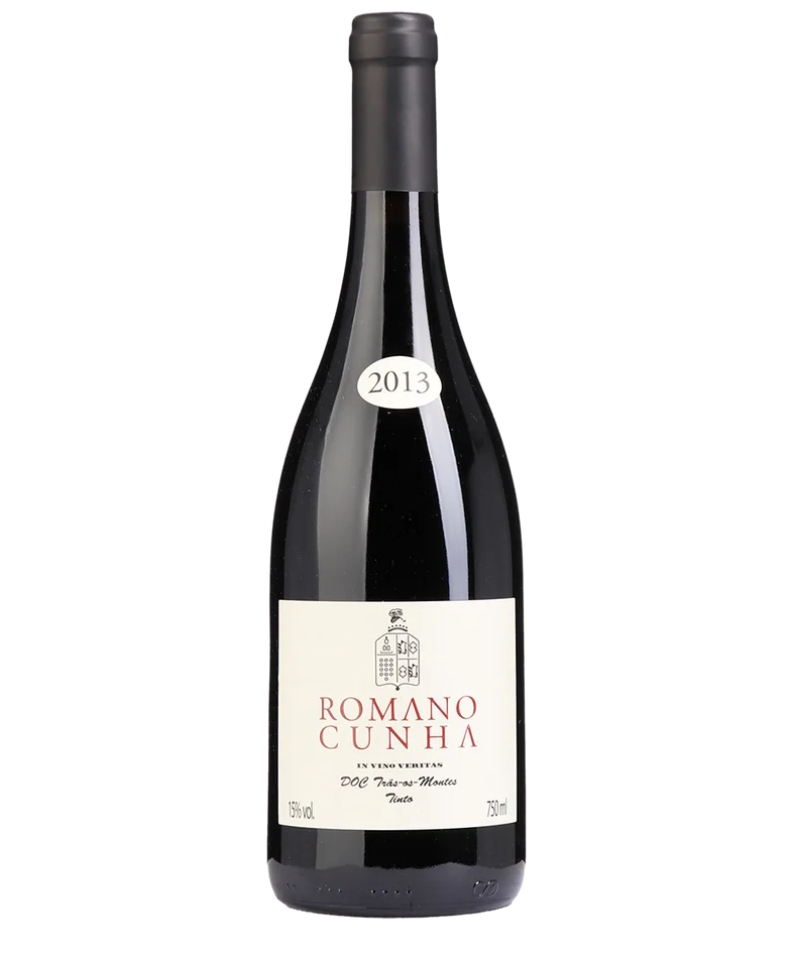 Garrafa de vinho tinto Romano Cunha 2013 com rótulo branco e texto vermelho e preto