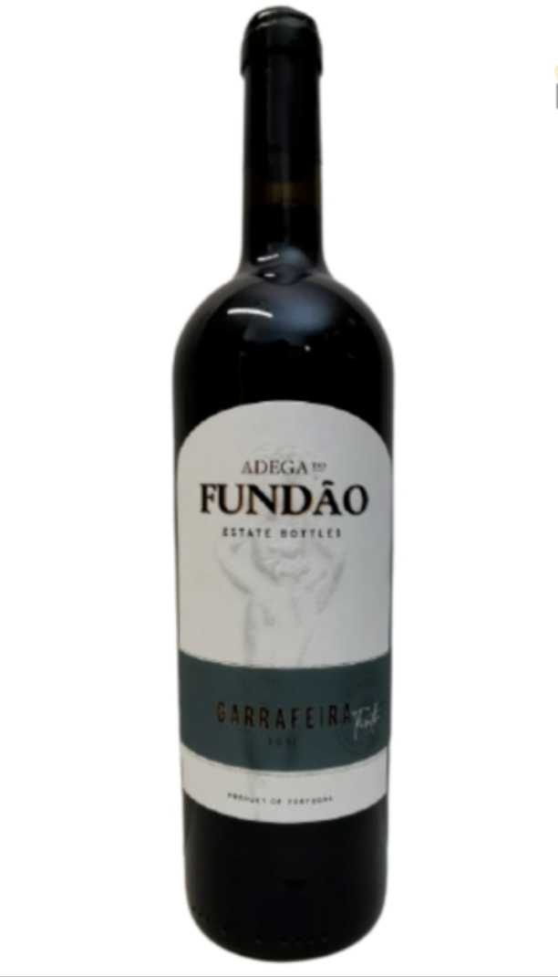 Garrafa de vinho tinto com rótulo branco e texto