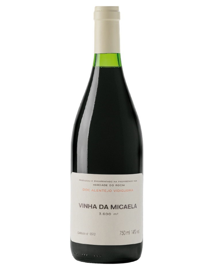 Garrafa de vinho tinto com rótulo branco e tampa branca