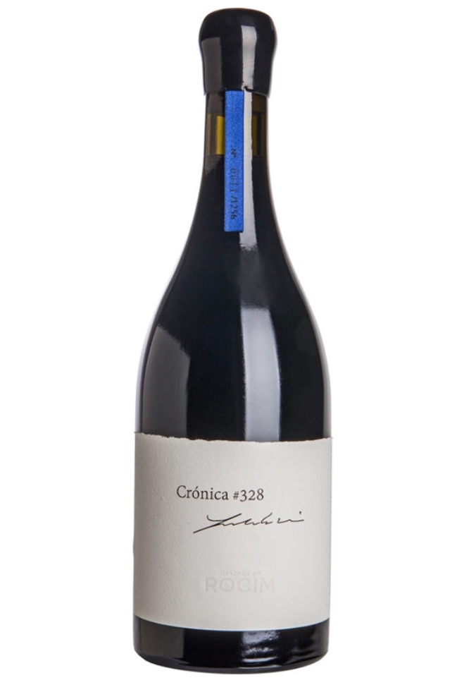 Garrafa de vinho com rótulo branco e selo azul na parte superior