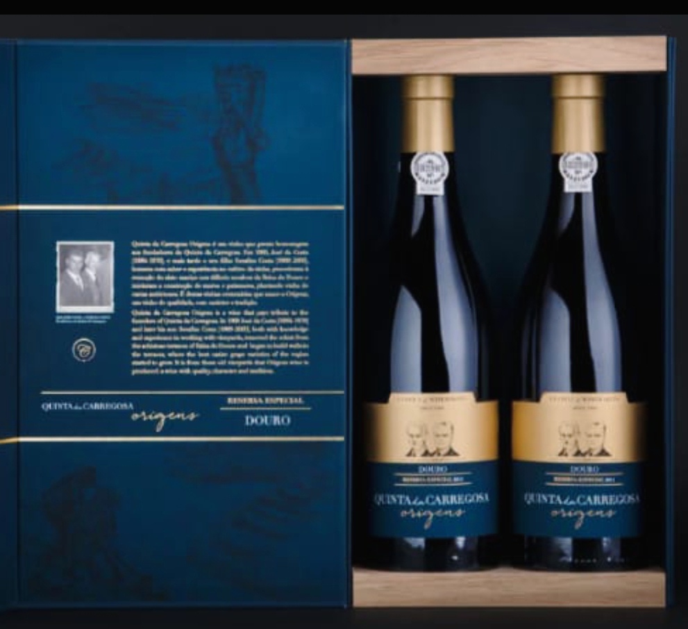 Duas garrafas de vinho tinto Quinta da Carreirada numa caixa de madeira com embalagem azul