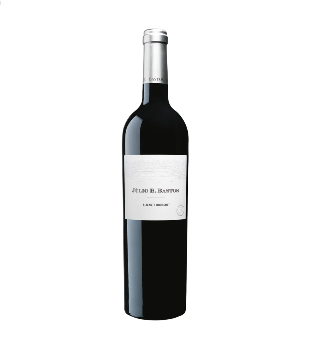 Garrafa de vinho tinto Júlio B. Bastos com rótulo branco