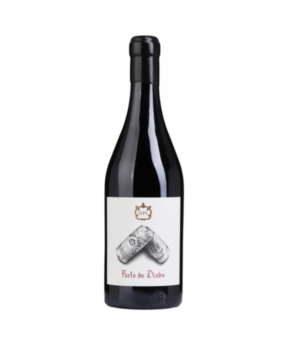 Garrafa de vinho com rótulo branco e texto Pacto do Diabo