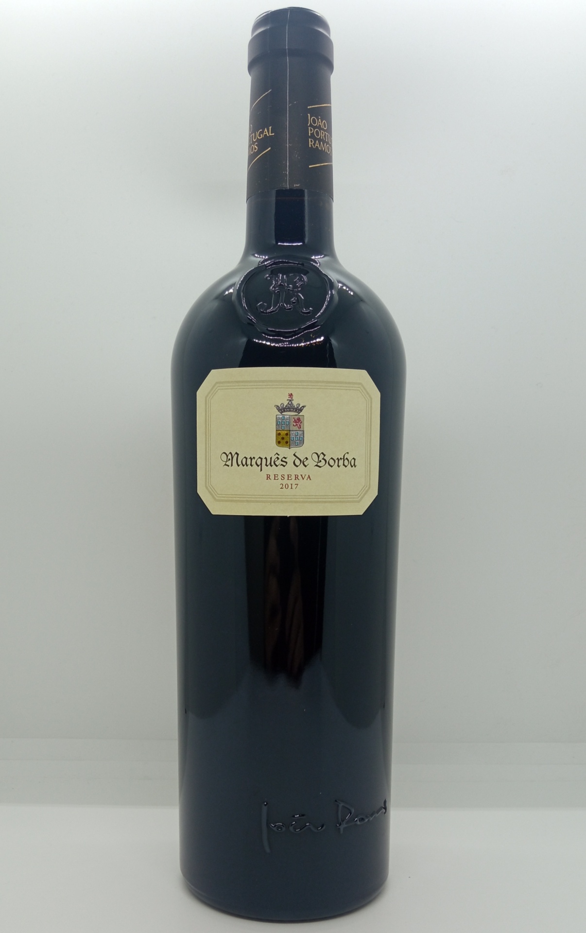 Garrafa de vinho Marques de Borba Reserva 2017 com rótulo creme e cápsula preta