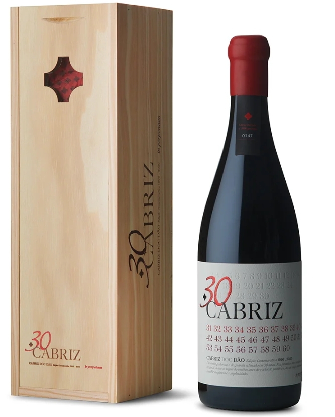 Garrafa de vinho tinto Cabriz 30 anos com caixa de madeira clara