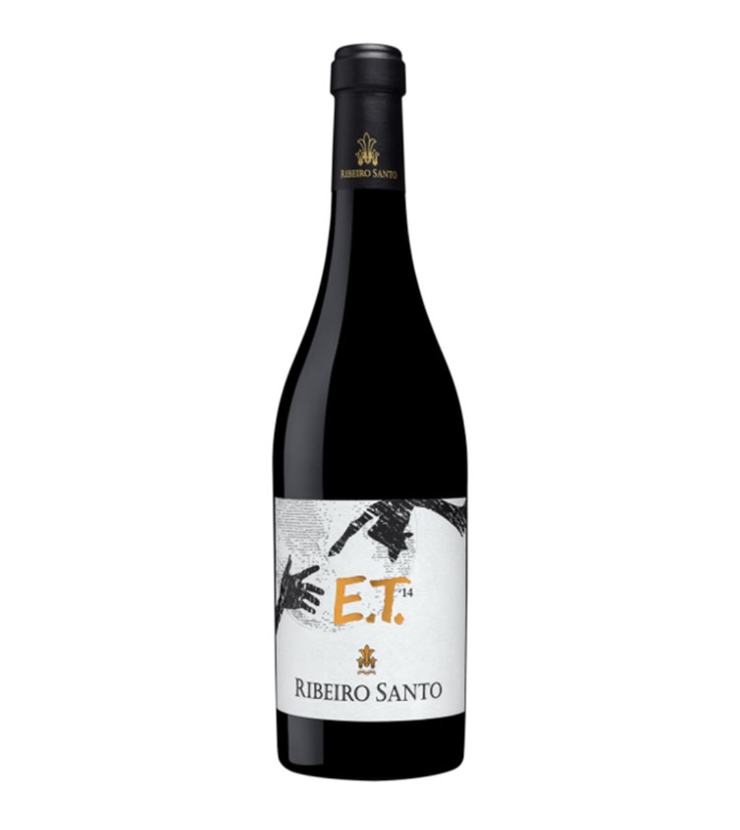 Garrafas de vinho tinto com rótulo branco e texto E.T. 14 Ribeiro Santo.