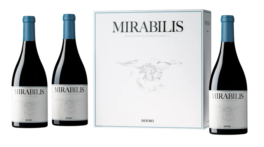 Três garrafas de vinho tinto Mirabilis e uma caixa branca correspondente