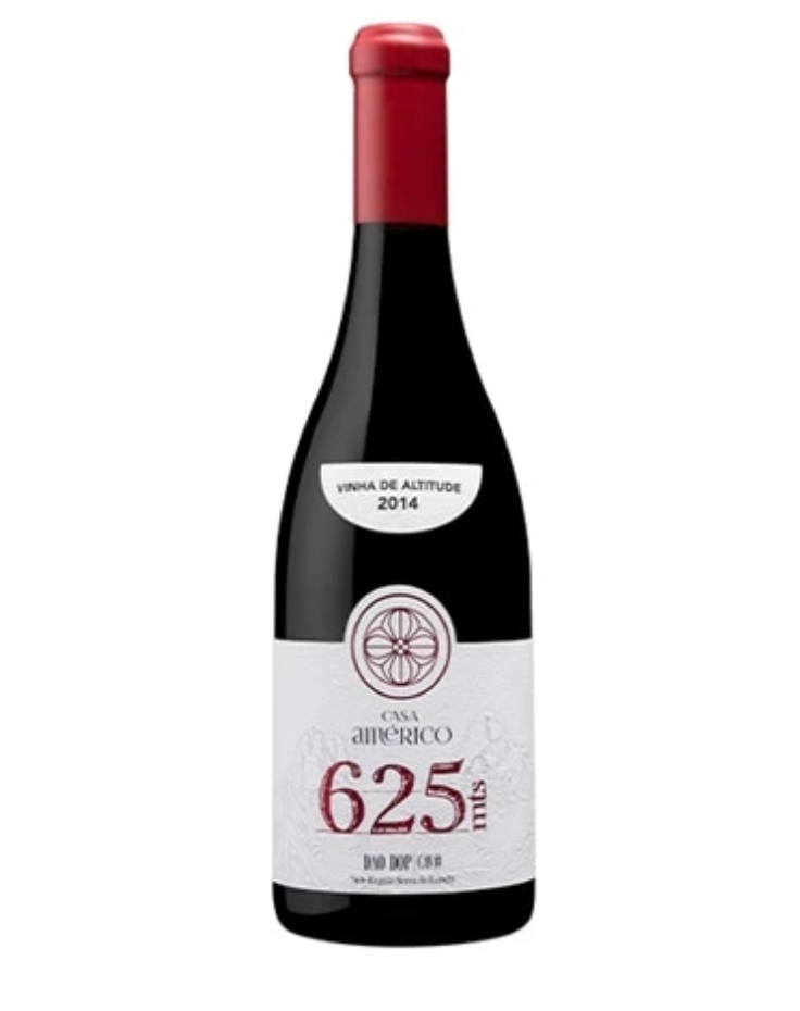 Garrafa de vinho tinto com rótulo branco e vermelho e tampa vermelha