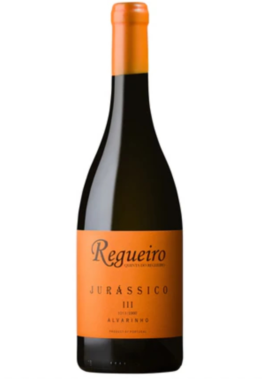 Garrafa de vinho Regueiro Jurássico III Alvarinho com rótulo laranja