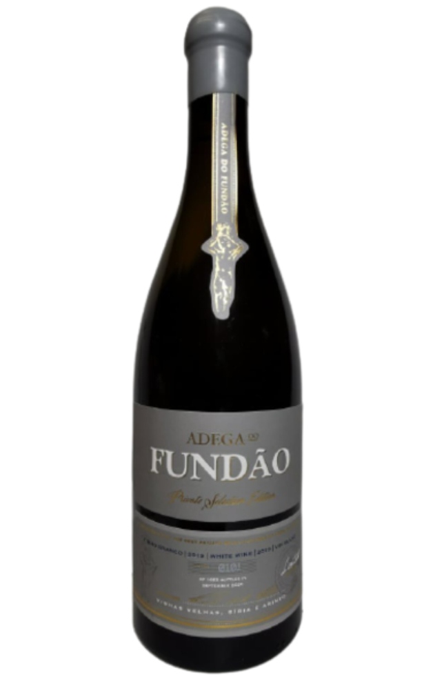 Garrafa de vinho Adega do Fundão com rótulo cinza e selo vertical