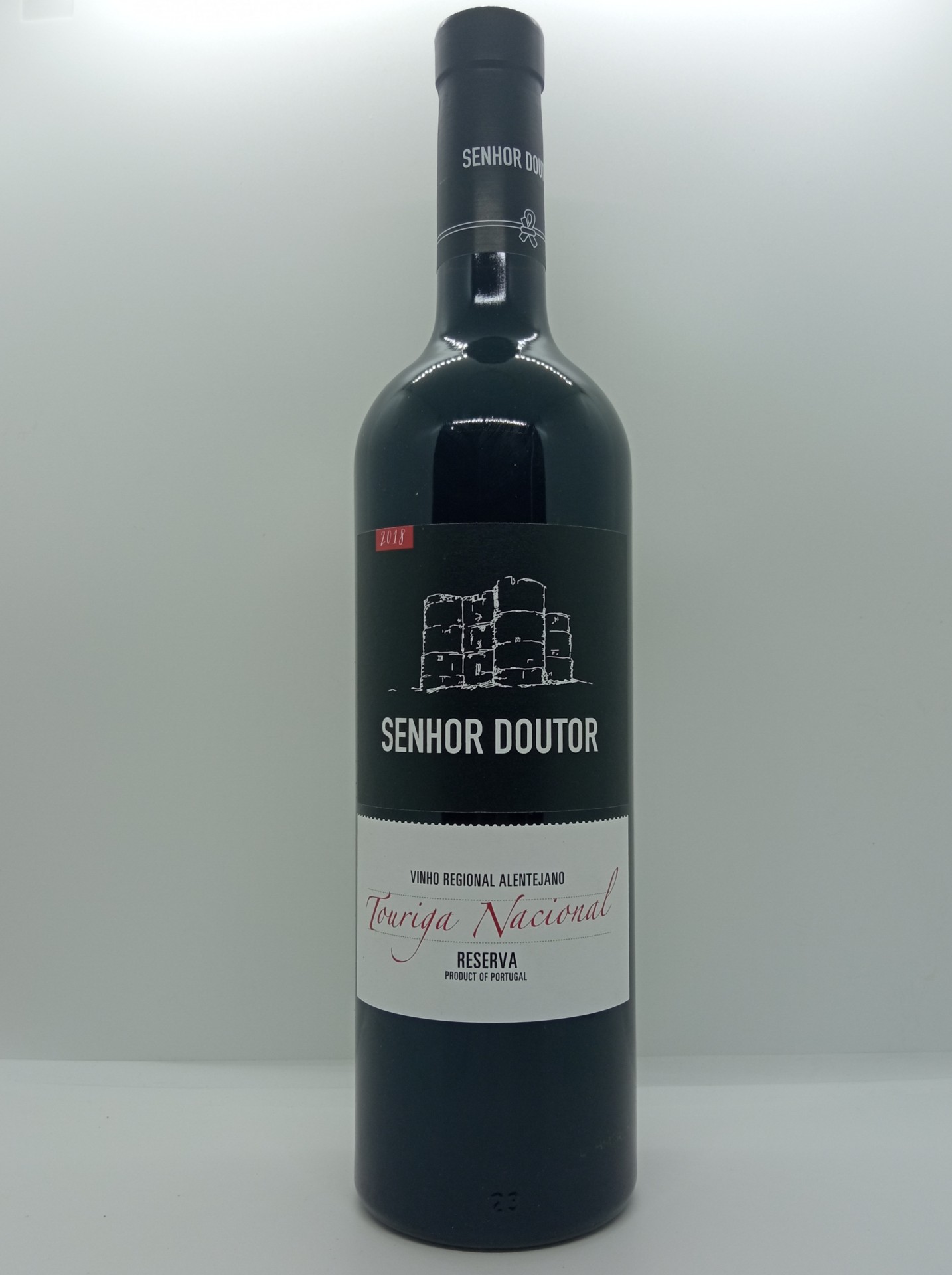 Garrafa de vinho tinto Senhor Doutor com rótulo preto e branco