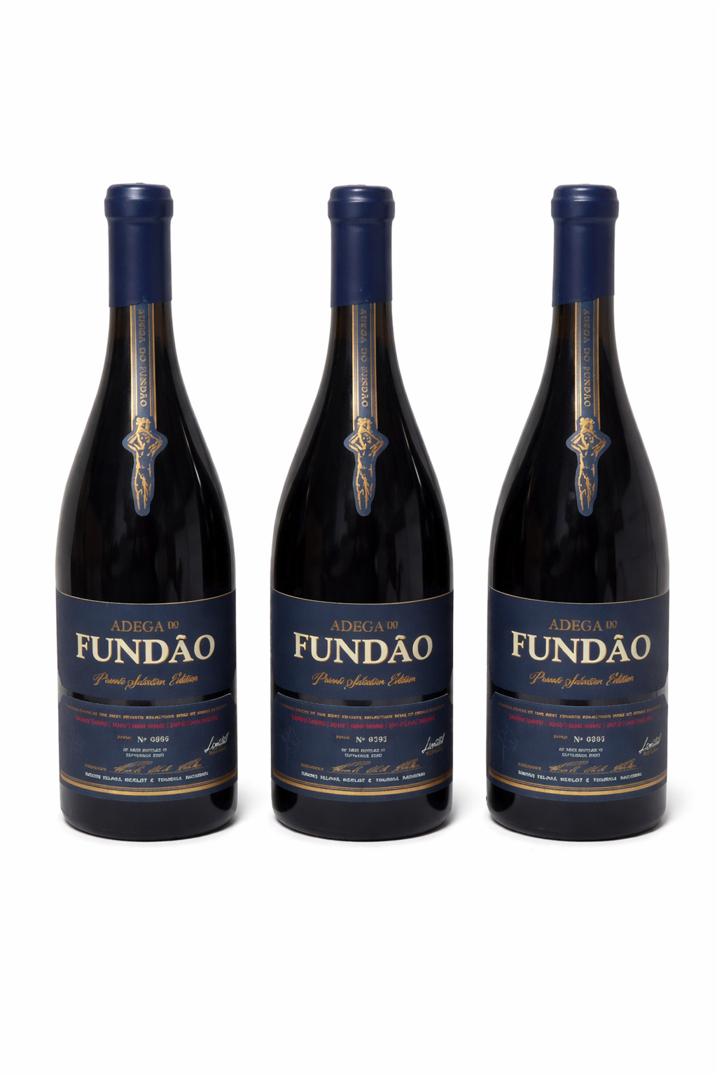 Três garrafas de vinho tinto com rótulo azul escuro e texto dourado ADEGA DO FUNDÃO Prime Selection Edition