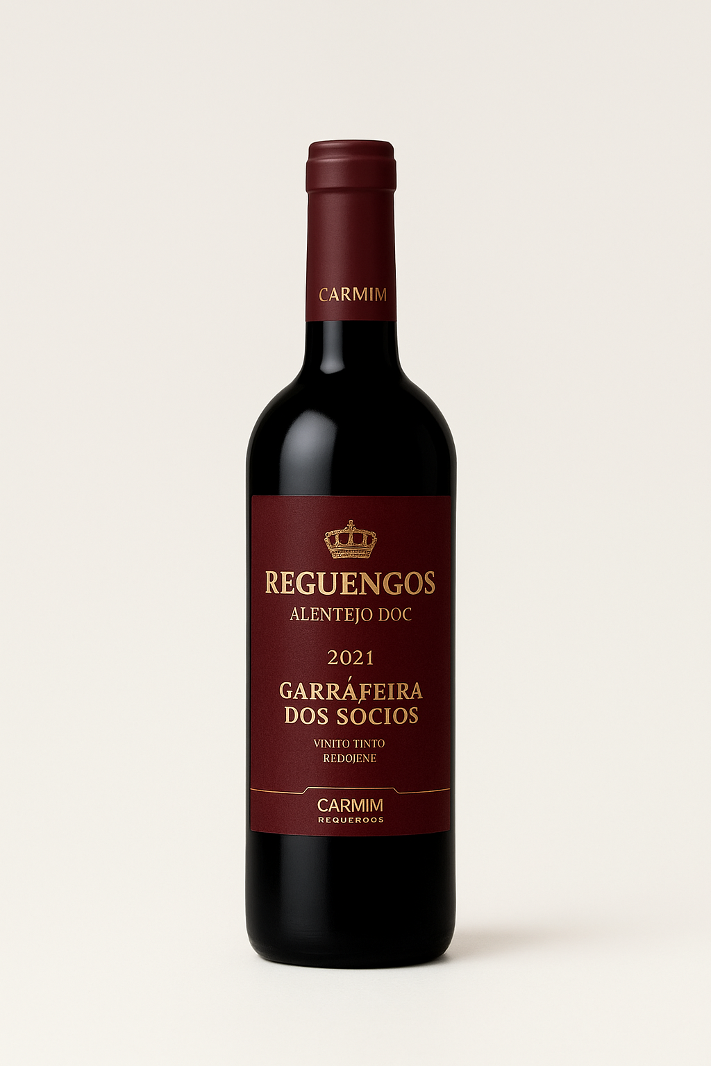 Garrafa de vinho tinto Reguengos 2021 com rótulo bordô e texto dourado