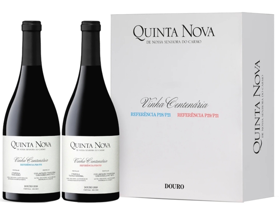 Duas garrafas de vinho tinto Quinta Nova Vinha Centenária com rótulos brancos e caixa de vinho branca