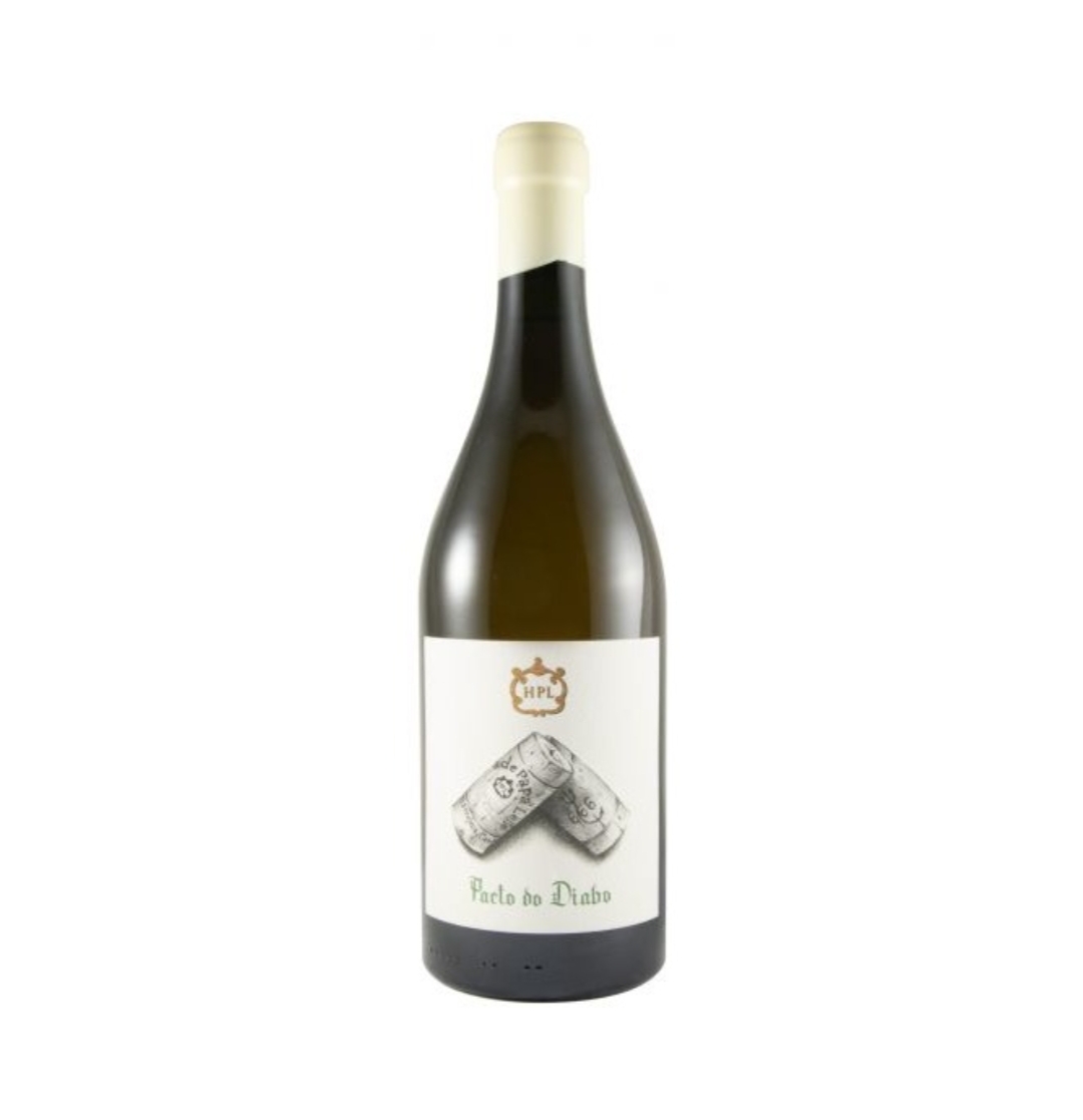 Garrafa de vinho tinto Pacto do Diabo com rótulo branco e rolhas desenhadas.
