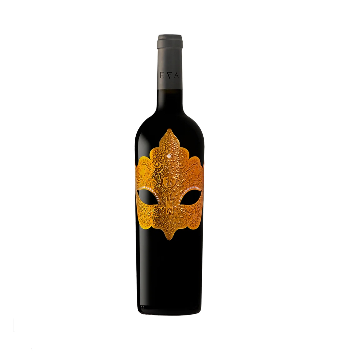 Garrafas de vinho tinto com máscara dourada detalhada