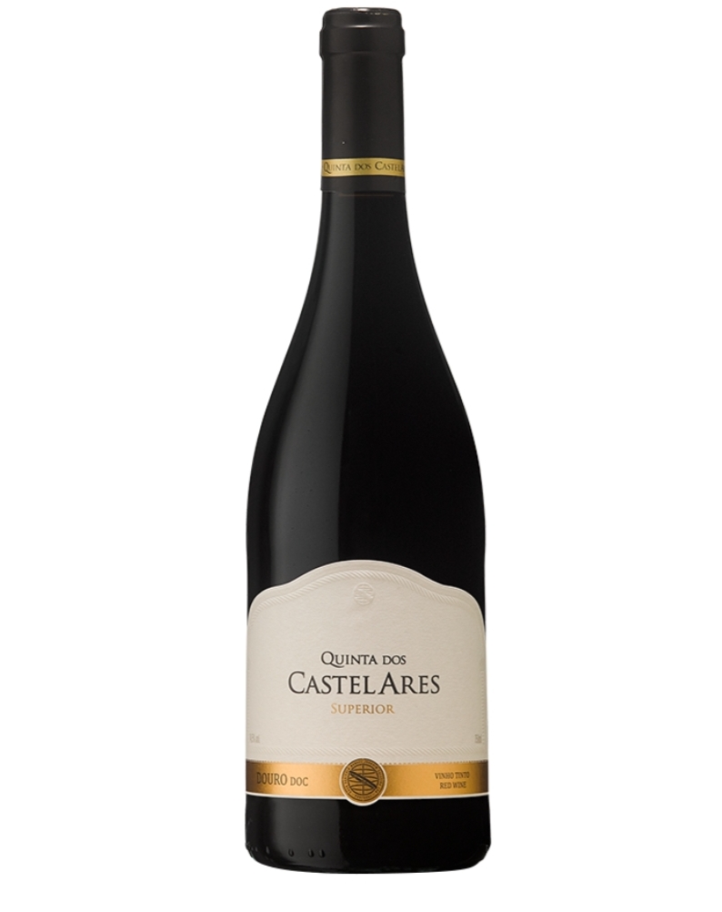 Garrafa de vinho tinto Quinta dos Castelares Superior com rótulo branco e amarelo