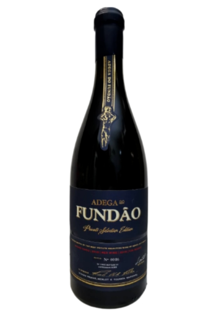 Garrafa de vinho Adega do Fundão com rótulo preto e texto dourado