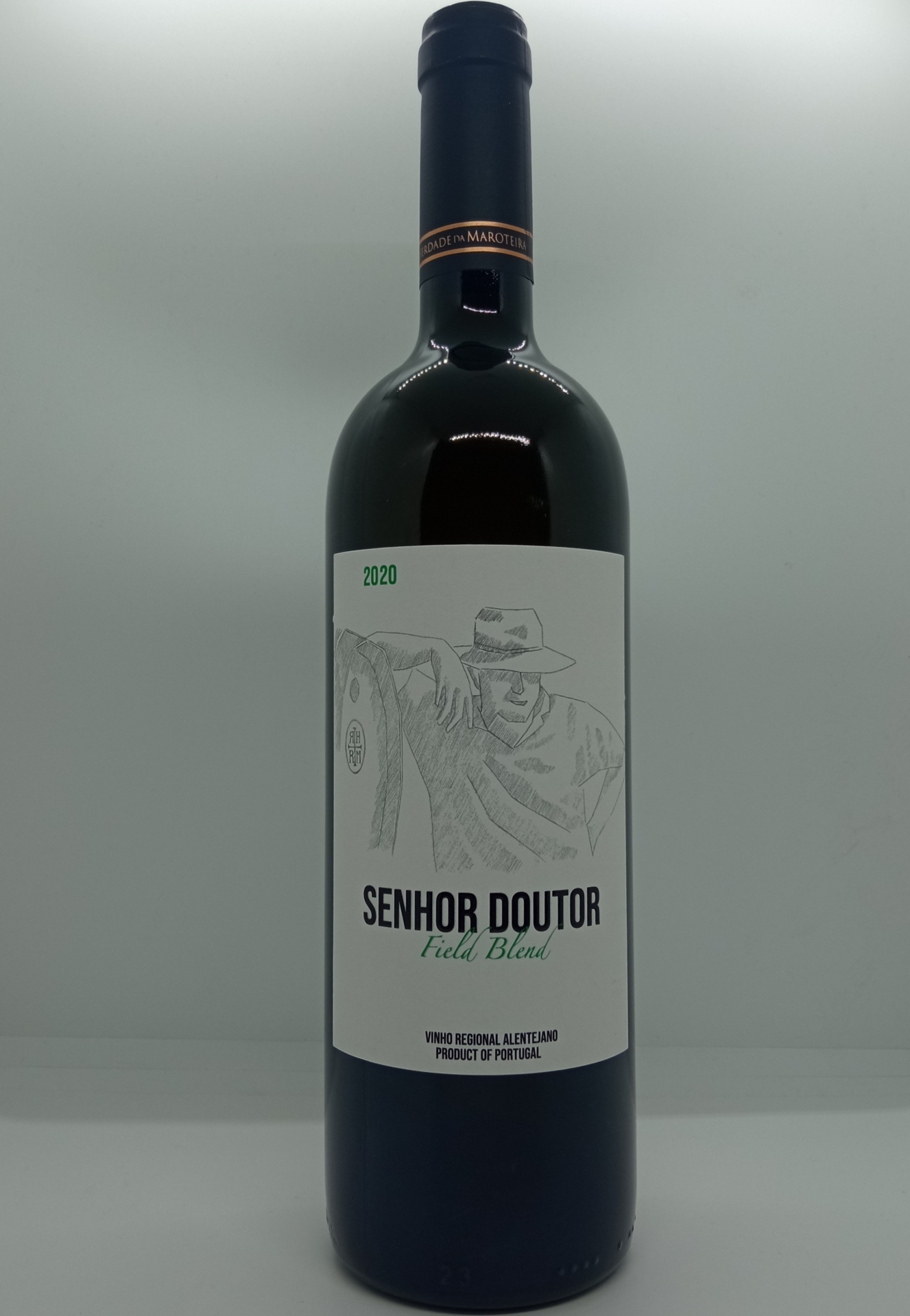 Garrafa de vinho Senhor Doutor Field Blend 2020 com rótulo branco e figura desenhada