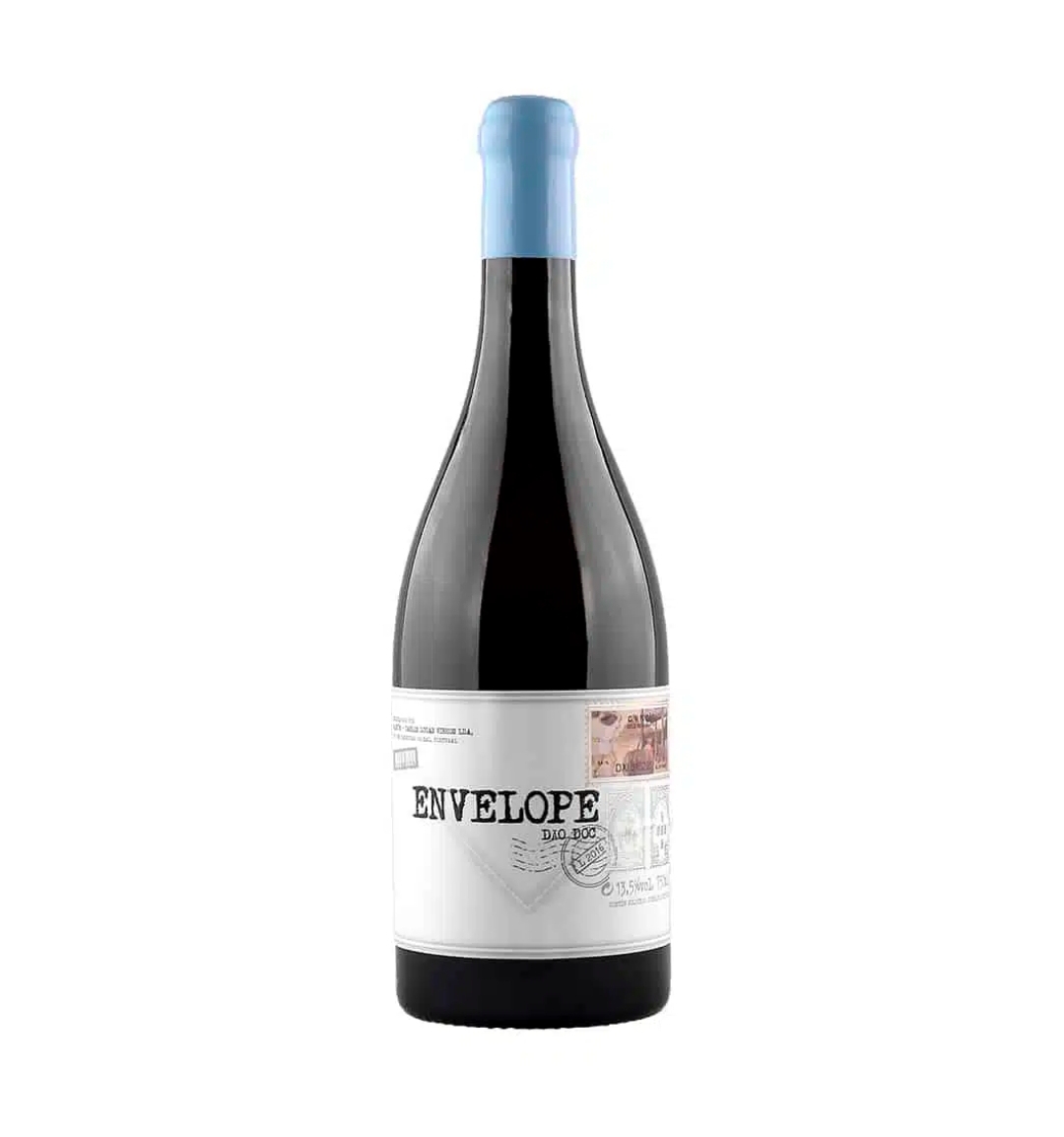 Garrafa de vinho com rótulo branco e tampa azul