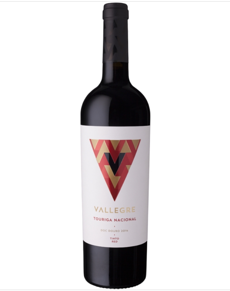 Garrafa de vinho tinto com rótulo branco e padrão triangular colorido