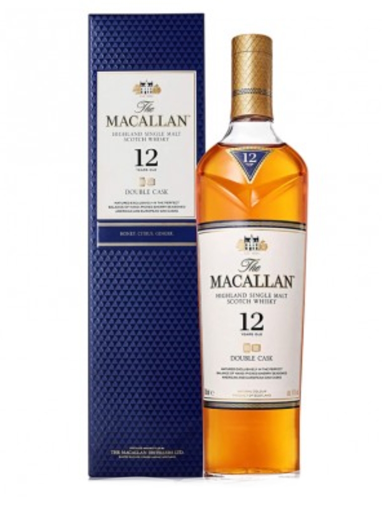 Garrafas e caixa de whisky The Macallan 12 anos, cor âmbar, rótulo branco e caixa azul com texto