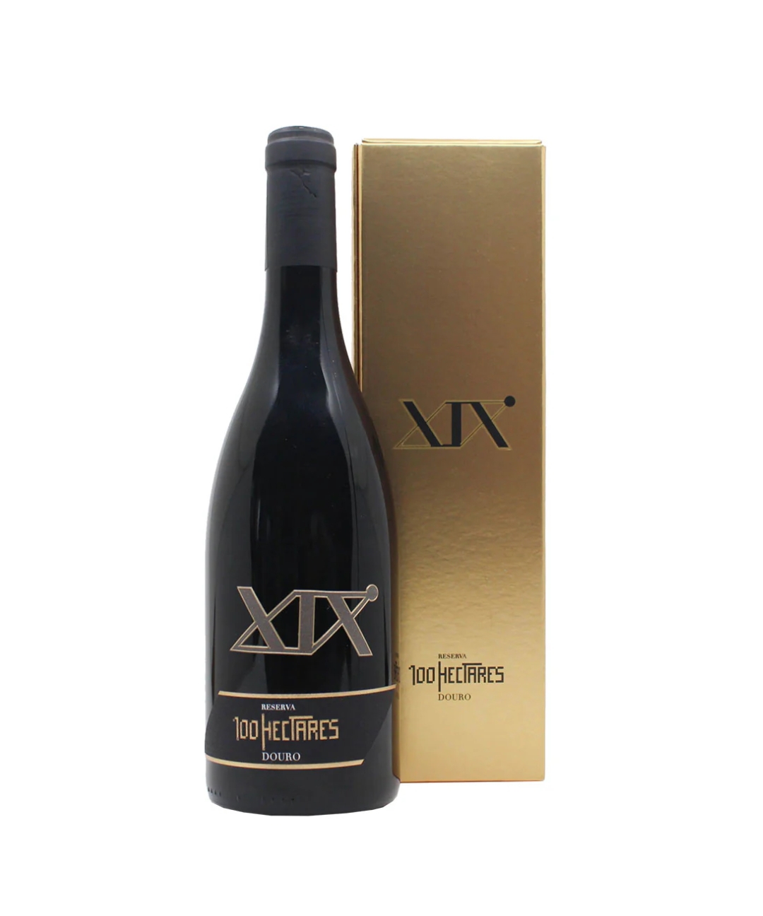 Garrafa de vinho tinto com rótulo preto e dourado ao lado de caixa dourada.
