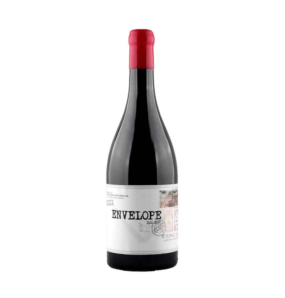 Garrafa de vinho com rótulo branco e tampa vermelha