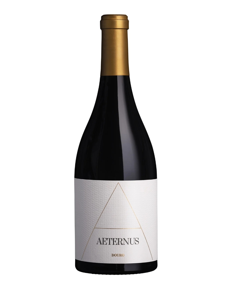 Garrafa de vinho tinto AETERNUS com rótulo branco e cápsula dourada