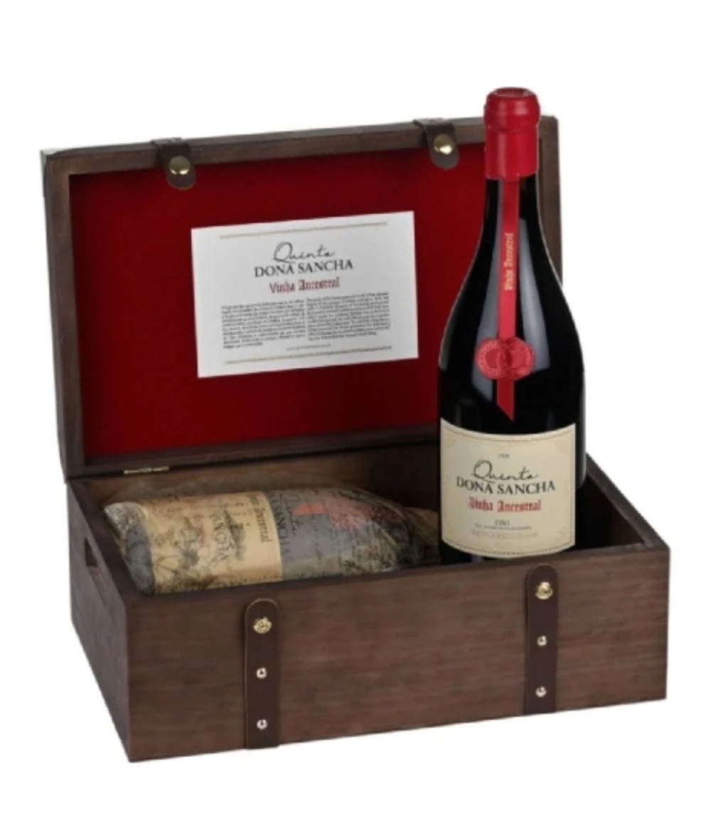Caixa de madeira com duas garrafas de vinho Quinta DOÑA SANCHA Vinha Ancestral, uma em pé e outra deitada.