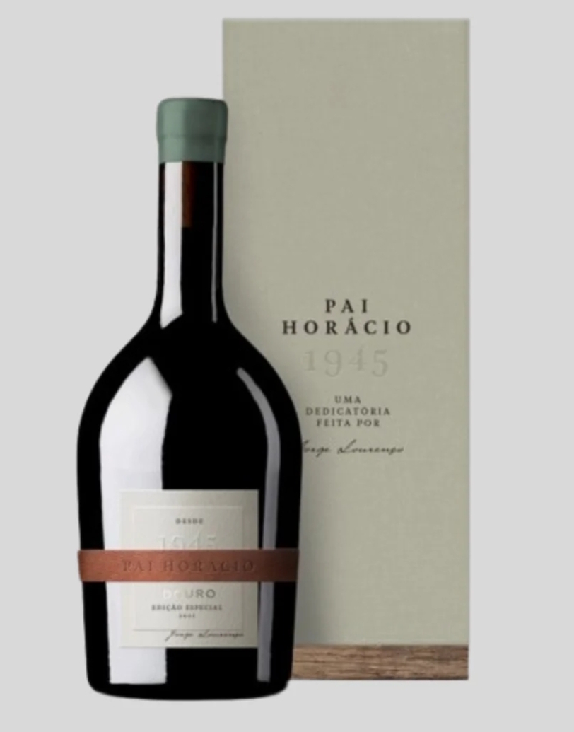 Garrafa de vinho Pai Horácio 1945 com caixa cinza ao fundo