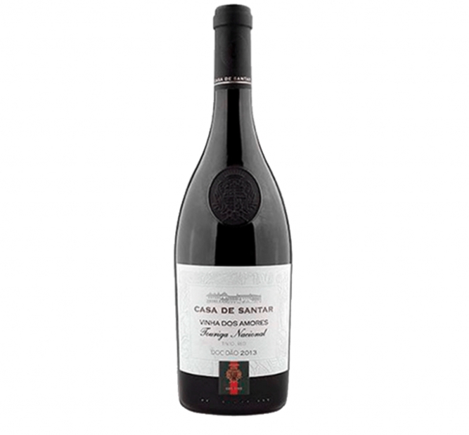 Garrafa de vinho tinto Casa de Santar com rótulo branco e selo circular