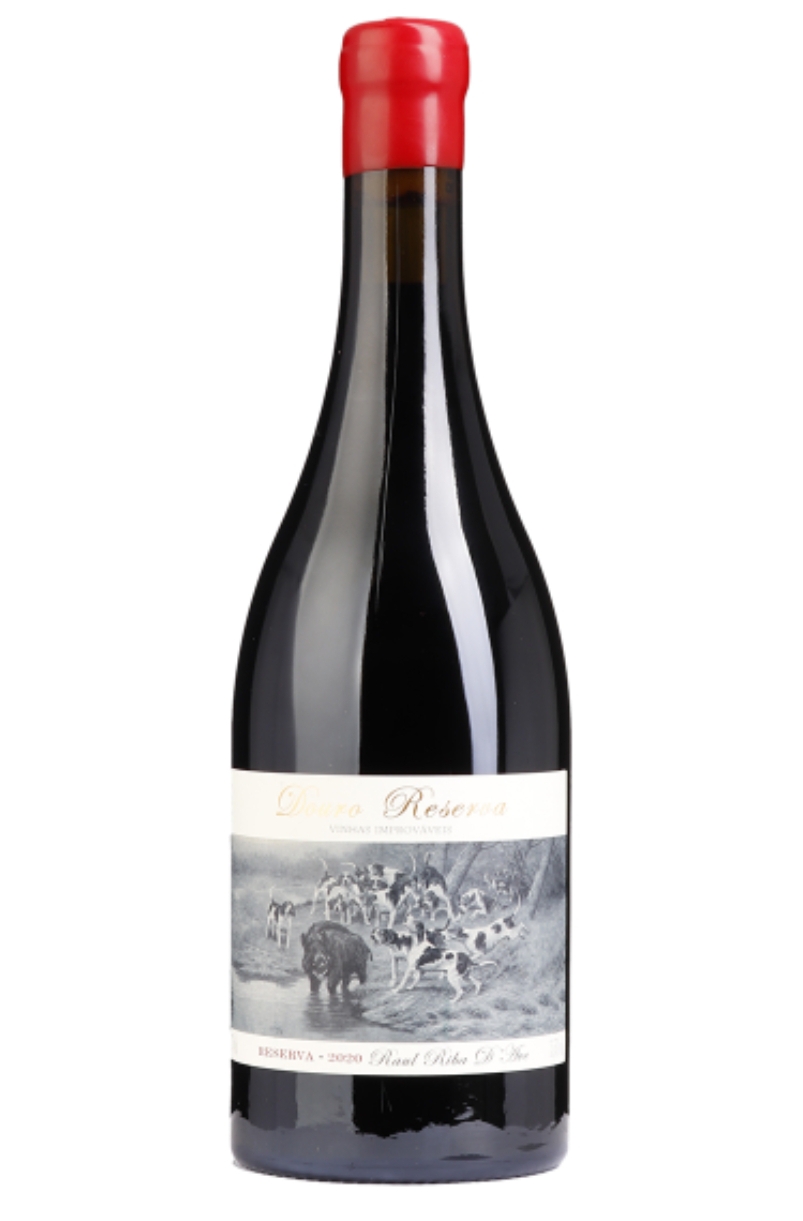 Garrafas de vinho tinto com rótulo branco e gravura de caça