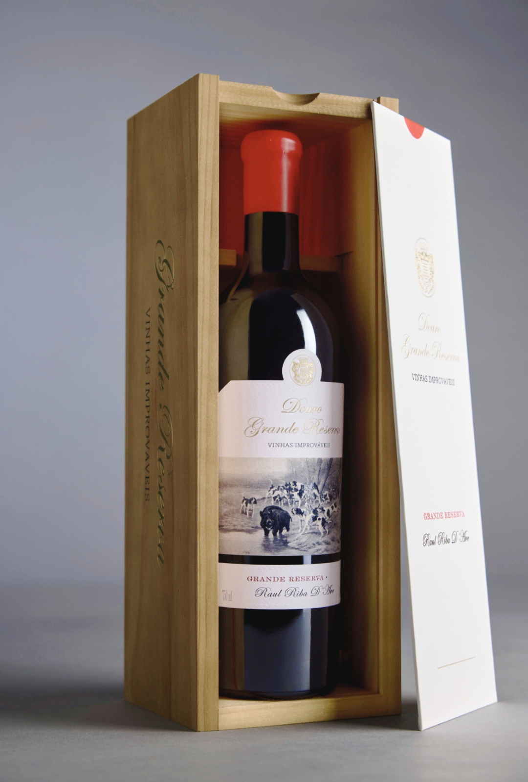 Garrafa de vinho tinto Deluxe Grande Reserva dentro de caixa de madeira aberta
