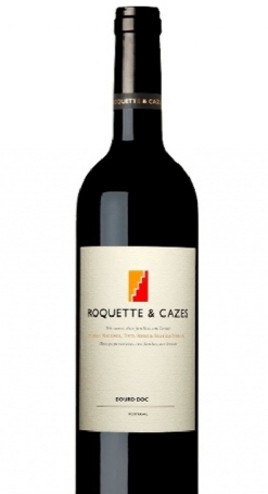 Garrafa de vinho tinto Roquette & Cazes com rótulo branco e logótipo colorido