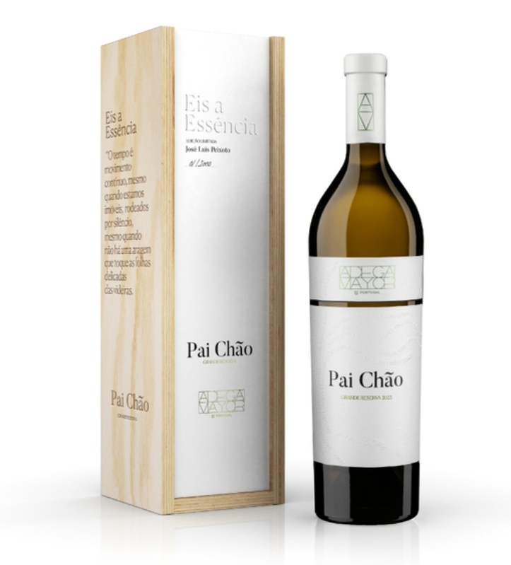 Garrafa de vinho branco Pai Chão com caixa de madeira clara em fundo branco