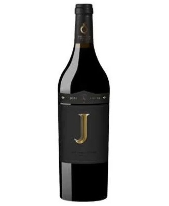 garrafa de vinho tinto com rótulo preto e letra dourada J