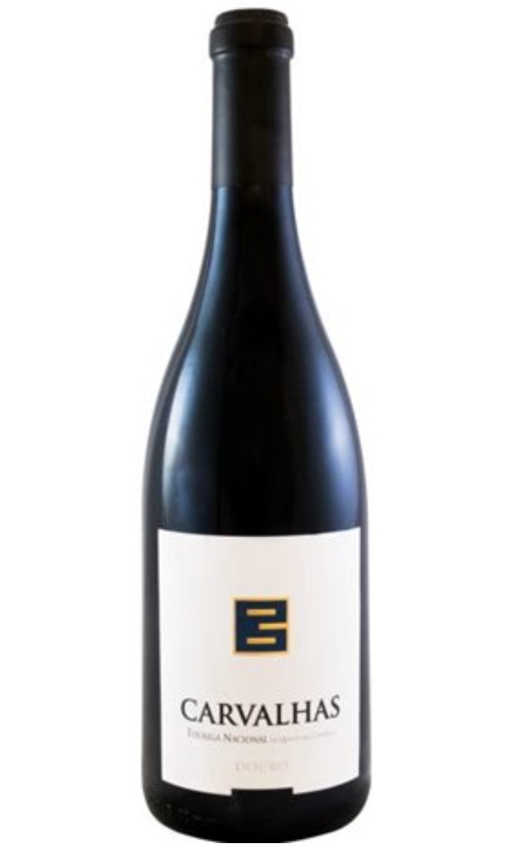 Garrafa de vinho tinto Carvalhas com rótulo branco e texto em preto