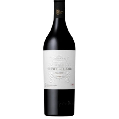 Garrafa de vinho tinto Vinha do Lado com rótulo branco e cápsula preta