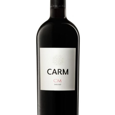 Garrafa de vinho tinto com rótulo branco CARM