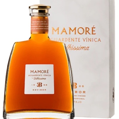 Garrafa de aguardente Mamoré Ultríssima com caixa branca