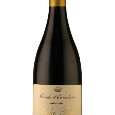 Garrafa de vinho tinto Conde d'Ervideira com rótulo bege e tampa dourada