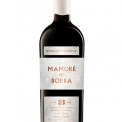 Garrafa de vinho Mamoré de Borba com rótulo branco e texto dourado