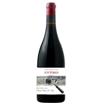 Garrafa de vinho tinto com etiqueta branca e imagem de vacas com lupa