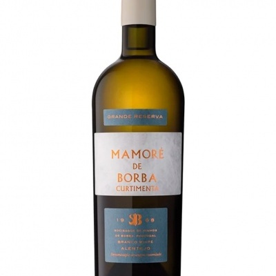 Garrafa de vinho branco Mamoré de Borba Curtimenta com rótulos azul e branco