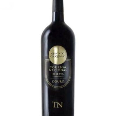 Garrafa de vinho tinto Touriga Nacional Reserva Douro com rótulo preto e dourado