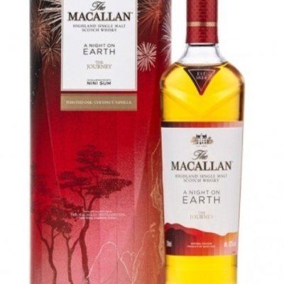 Garrafa de whisky The Macallan com caixa vermelha e preta decorativa
